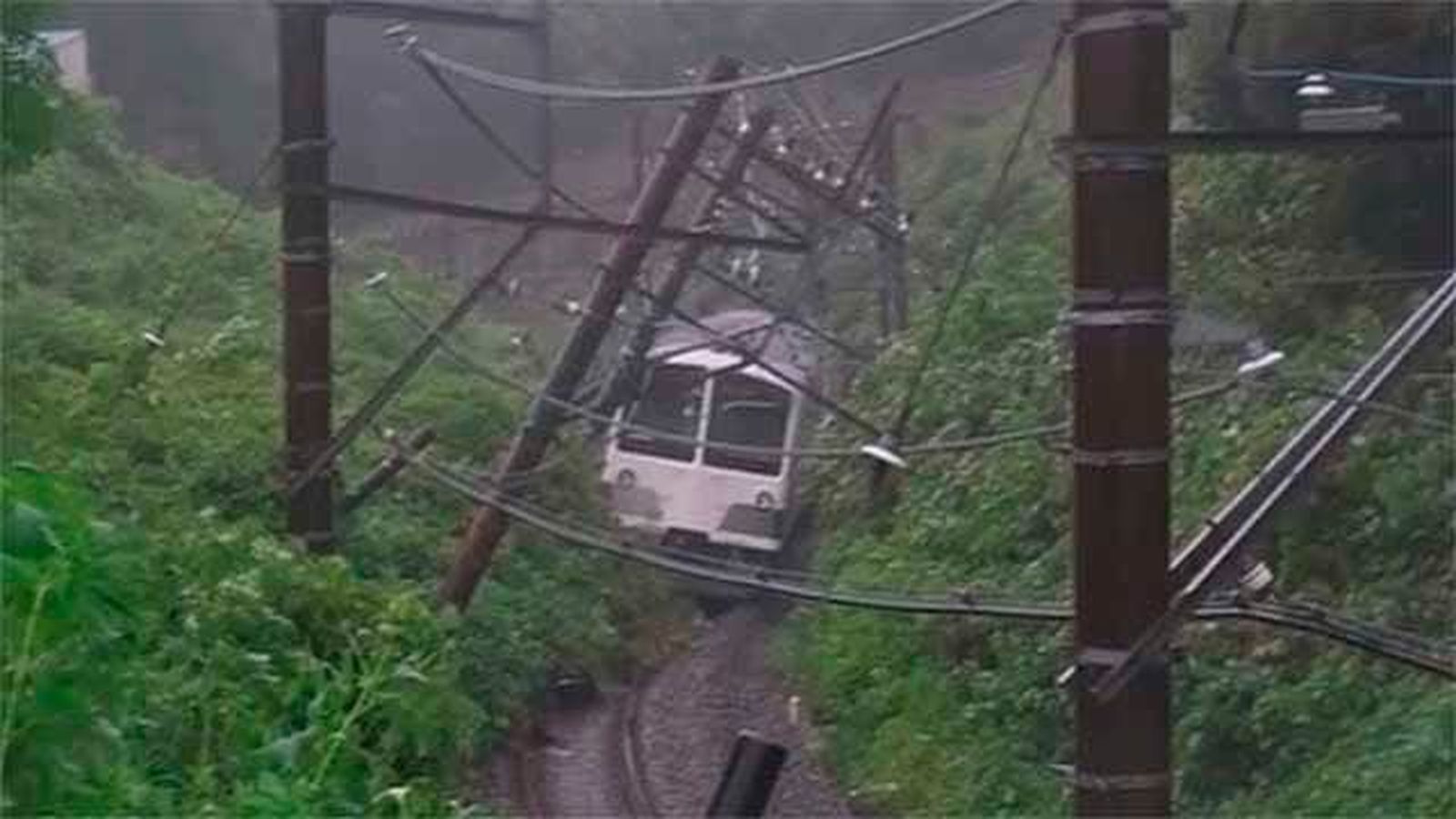 El tifón Mindulle causa 30 heridos y paraliza el transporte a su paso por Tokio