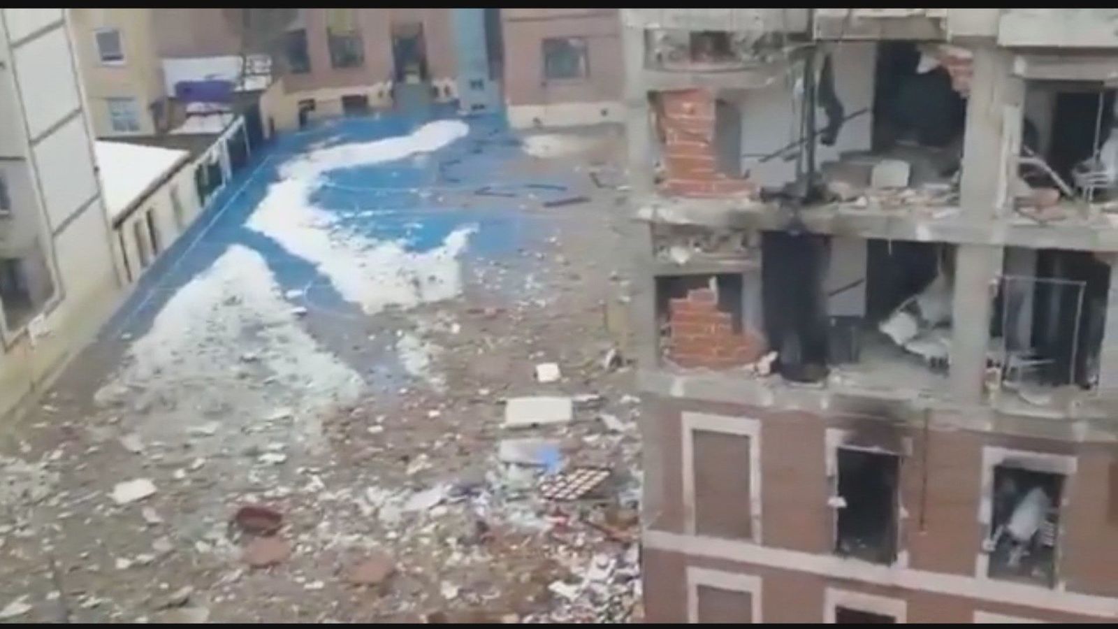 Bomberos y técnicos municipales valoran si se procede a demoler el edificio de la explosión de la calle Toledo
