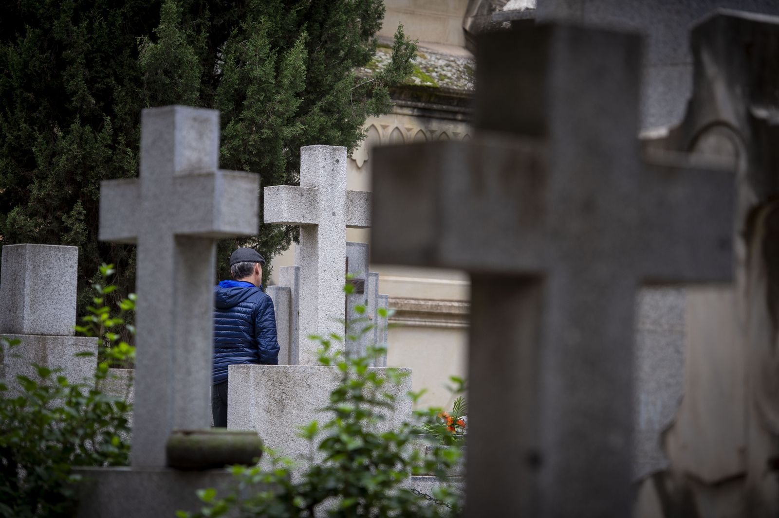 Un hombre entre las lápidas del cementerio de San Isidro
