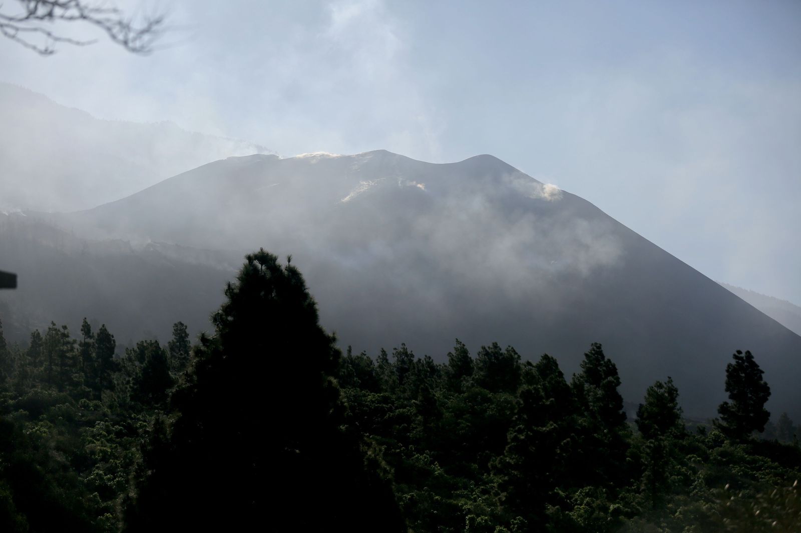 Canarias anuncia la finalización de la erupción del volcán pero no de la emergencia