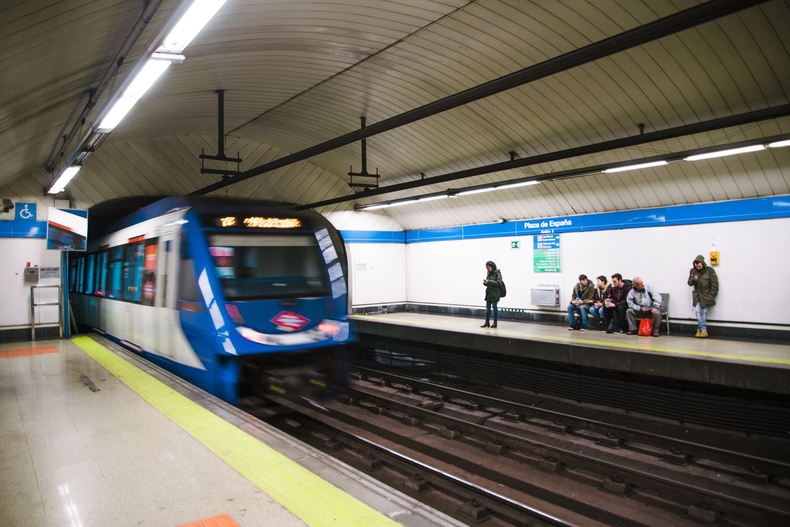 Un tren de metro entra en una estación