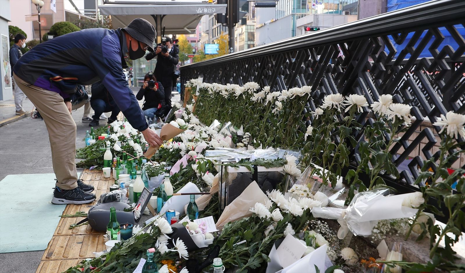 Personas depositando ramos de flores en el lugar de la tragedia
