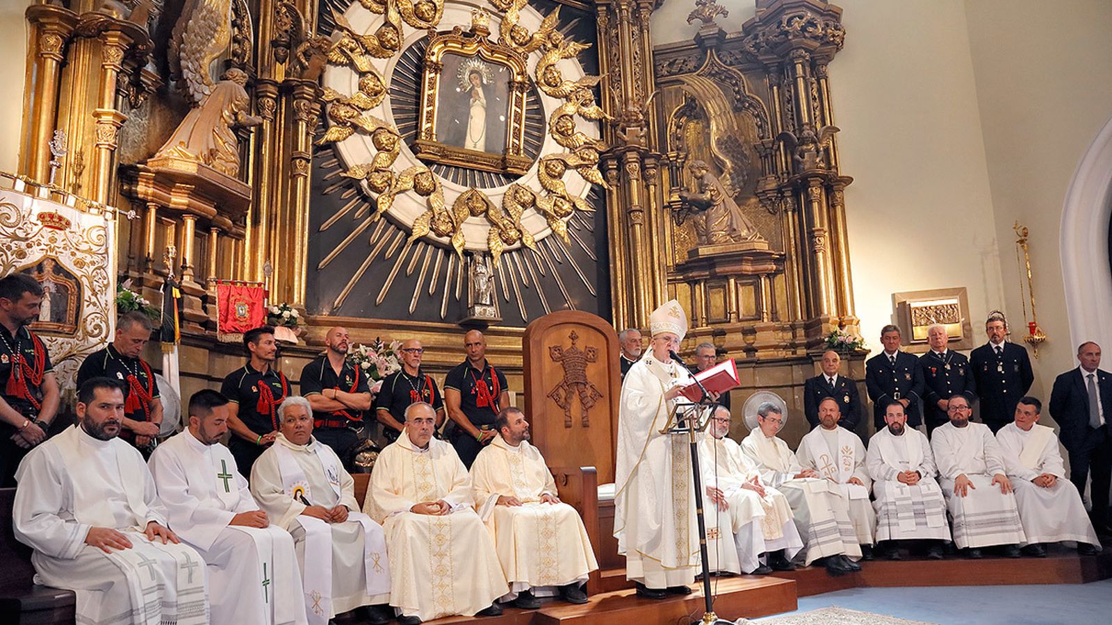 El cardenal Carlos Osoro durante la celebración de la misa en honor a la Virgen de la Paloma