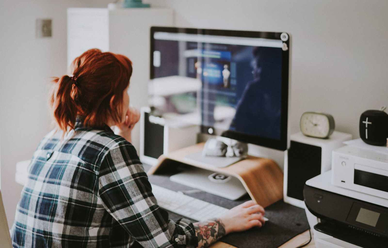 Una mujer en teletrabajo