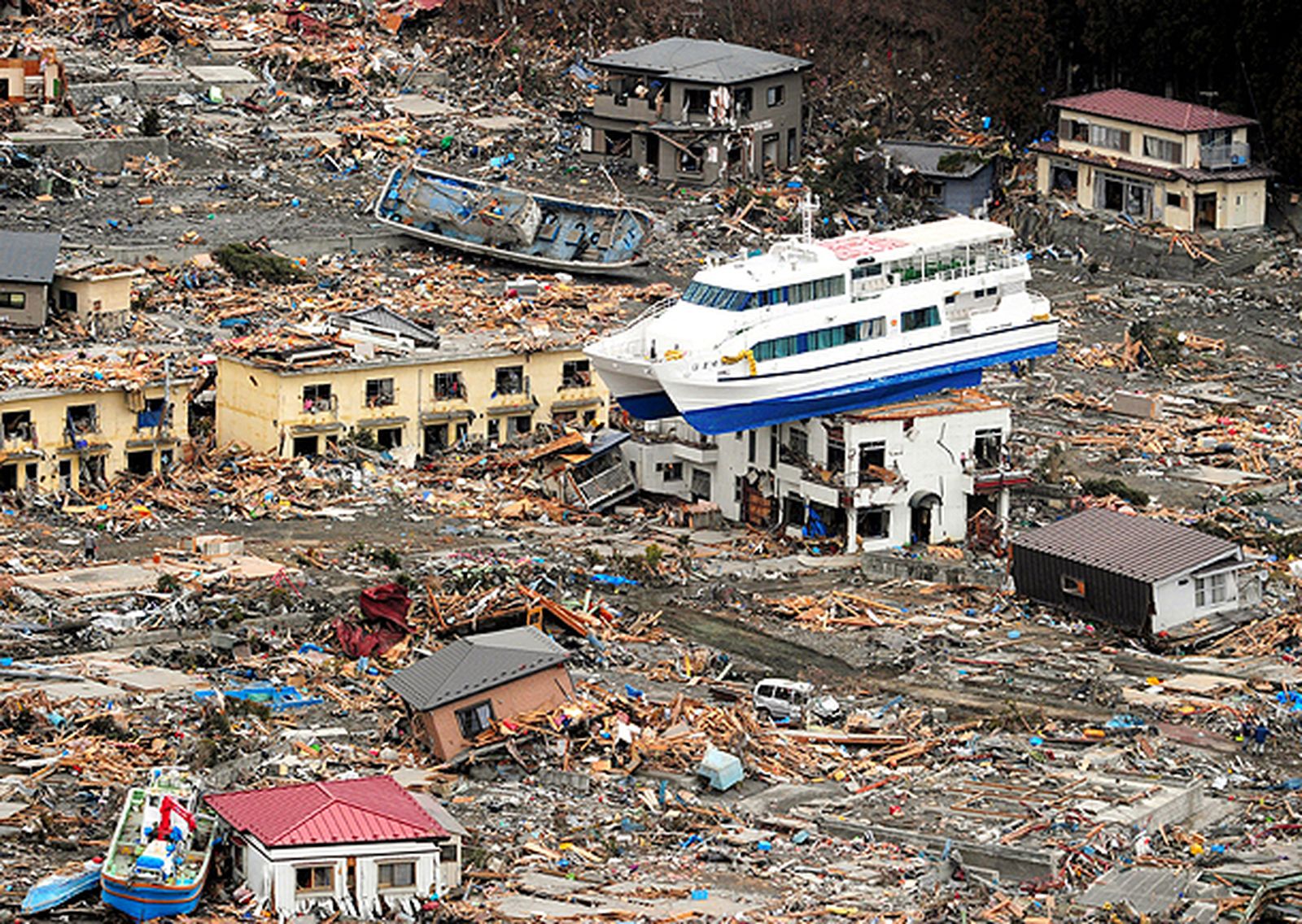 Efectos del tsunami creado tras el terremoto de 2011 en Japón