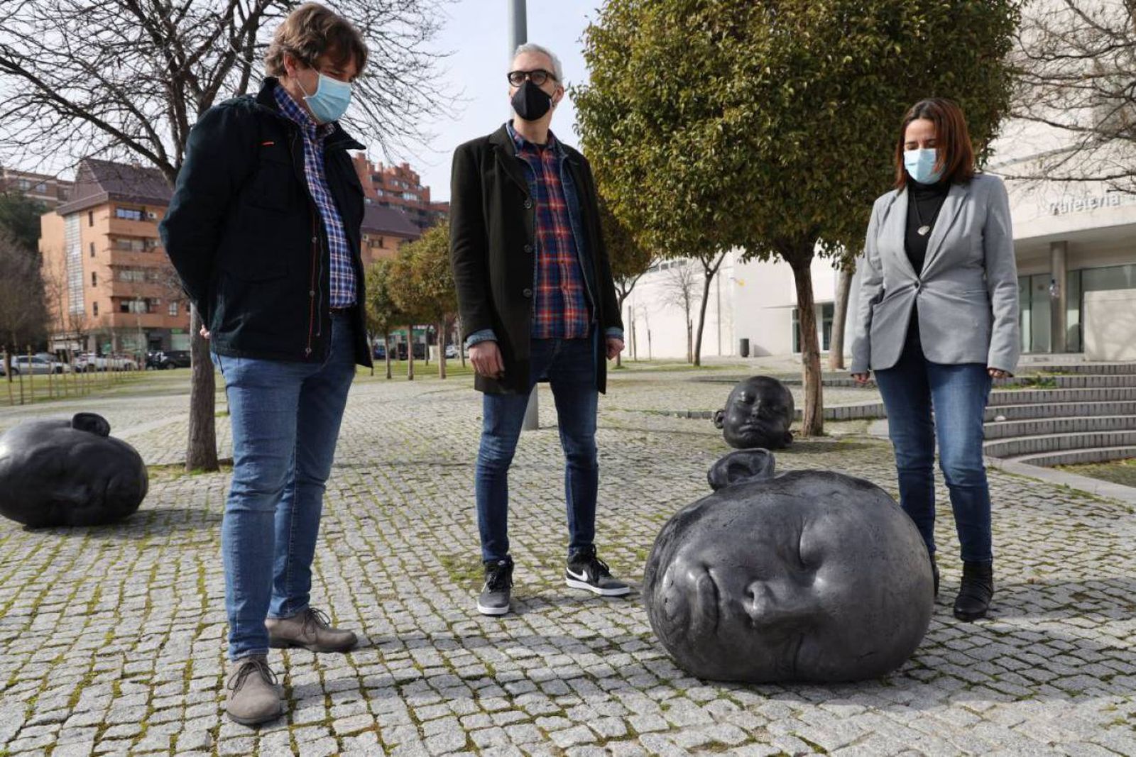 El alcalde de Fuenlabrada Javier Ayala y el artista Samuel Salcedo junto a las tres cabezas