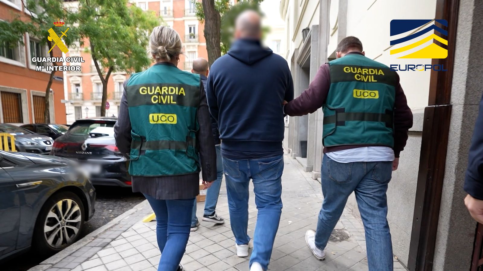 Agentes de la UCO de la Guardia Civil detienen al líder de un entramado de estafas con artículos de lujo
