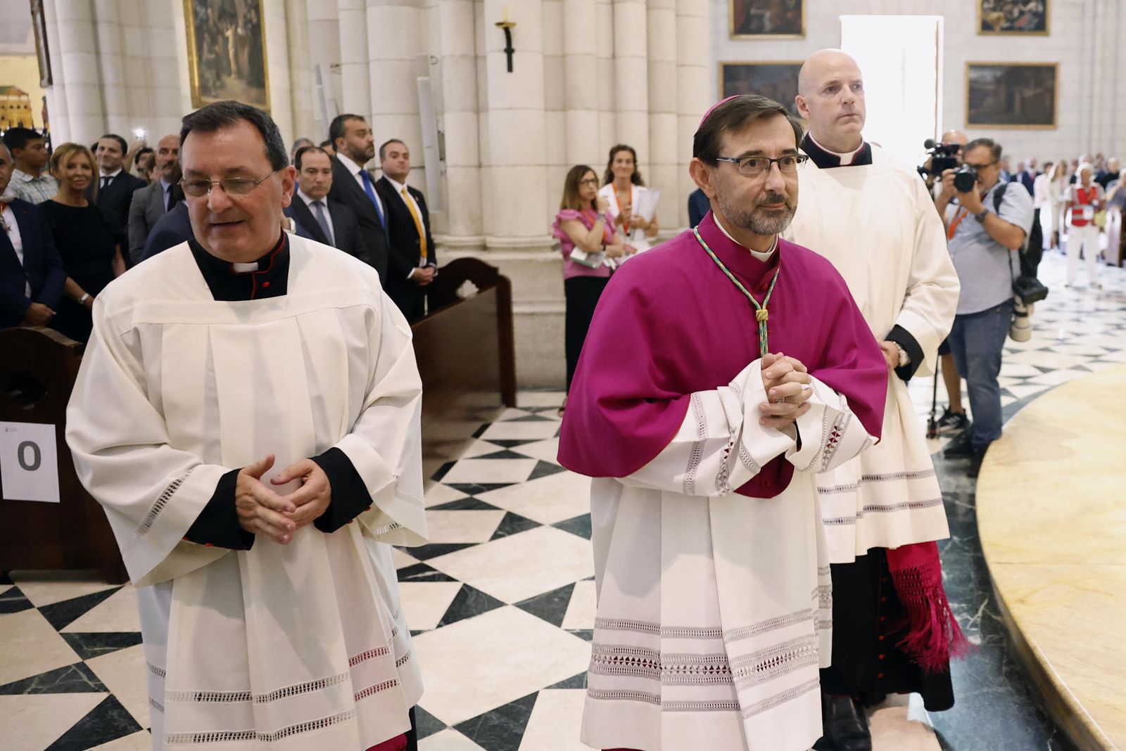 El nuevo arzobispo de Madrid (derecha) oficia la eucaristía con la que se da inicio su ministerio episcopal