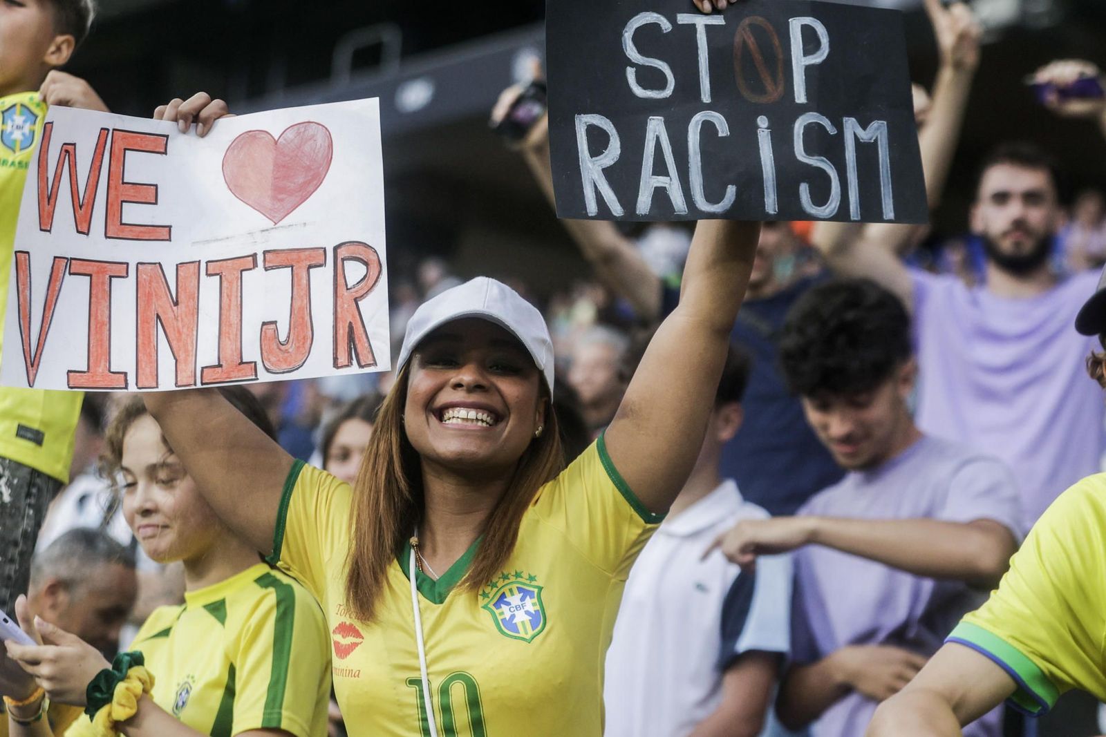 Dos investigados por insultos racistas a Vinicius niegan odio o racismo
