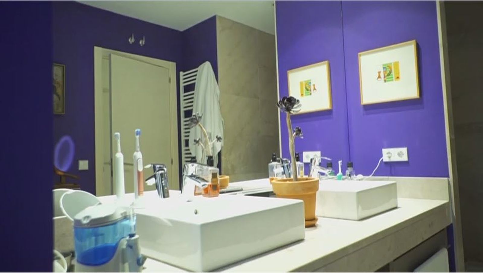 El color de las paredes de su baño es el 'ultravieoleta'. Era el pantone de moda en el 2018.