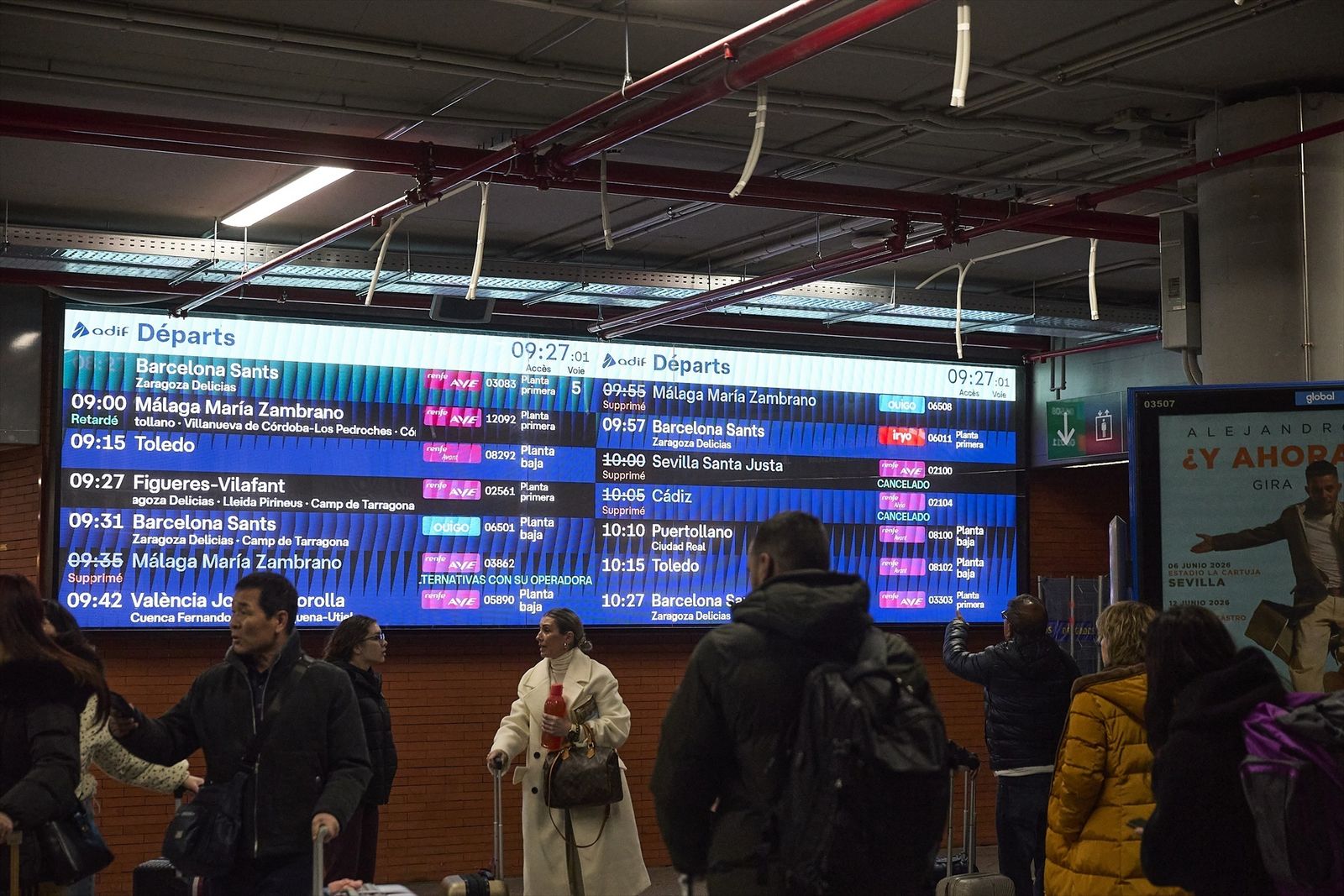 Pantallas de información que indican de retrasos y cancelaciones en la estación de Madrid Puerta de Atocha - Almudena Grandes