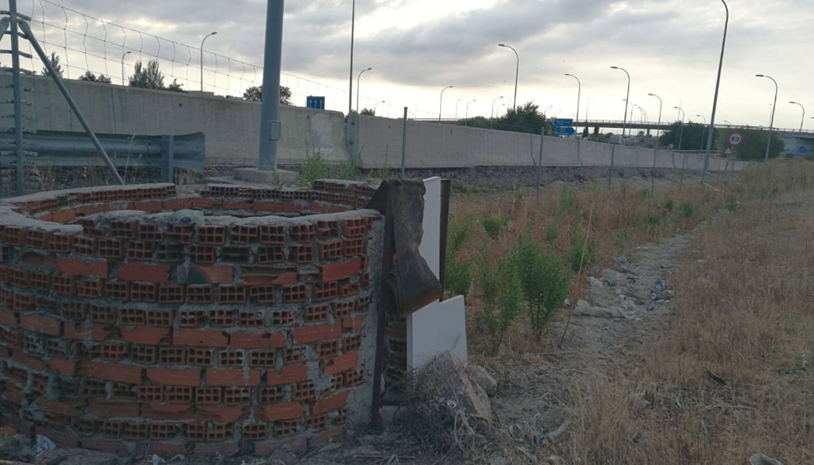 Localizan y sellan un pozo abandonado junto a la carretera M-50 a su paso por Getafe