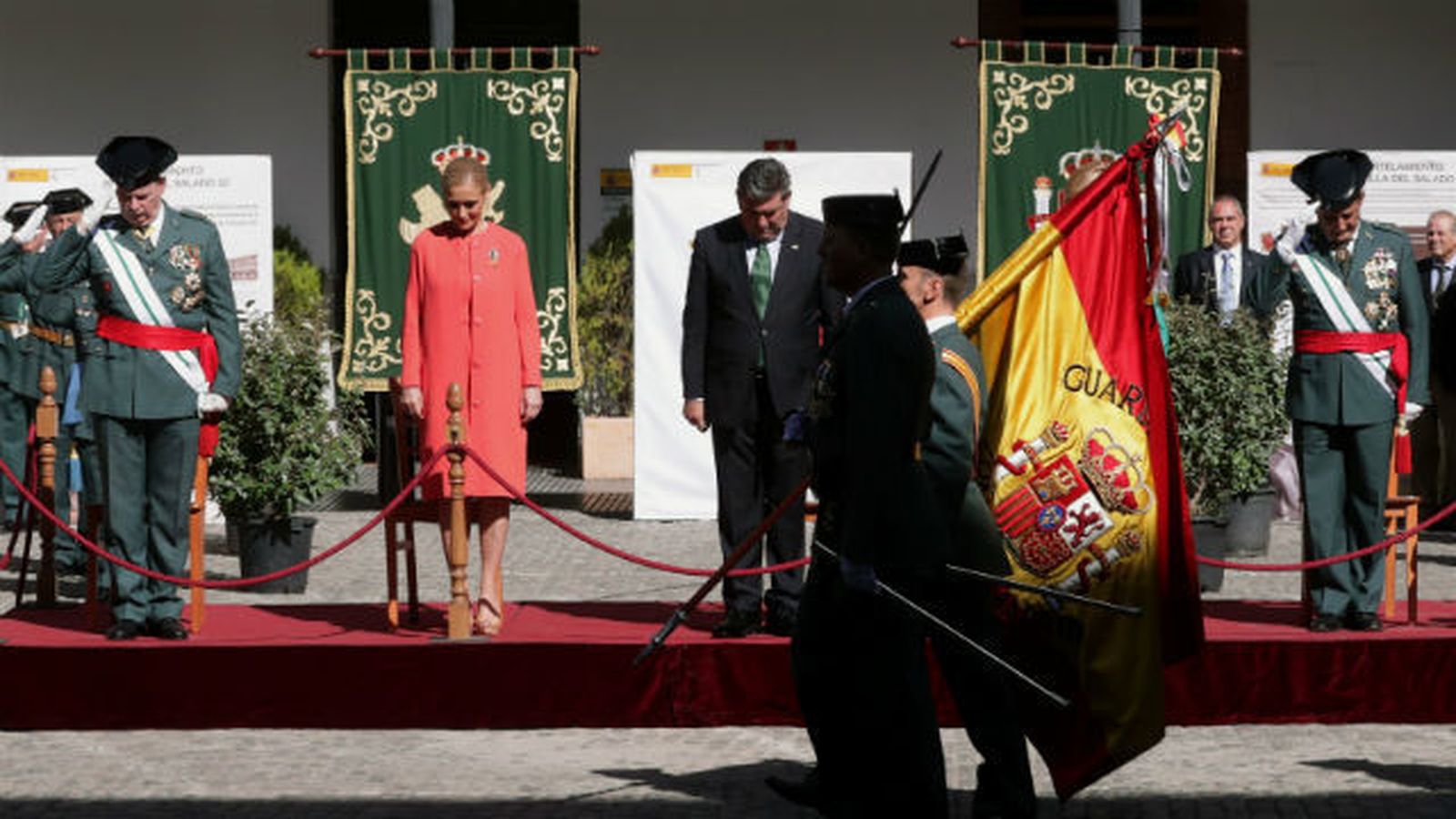 La presidenta de la Comunidad, Cristina Cifuentes y el director general de la Guardia Civil, José Manuel Holgado