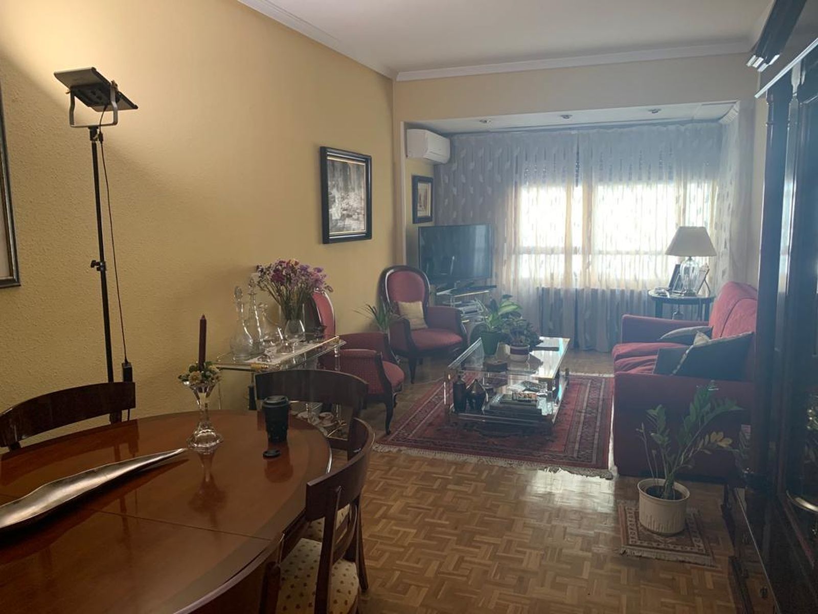 Este es el salón de la vivienda del psicólogo Javier Urra, que fue además el primer Defensor del menor en la Comunidad de Madrid.