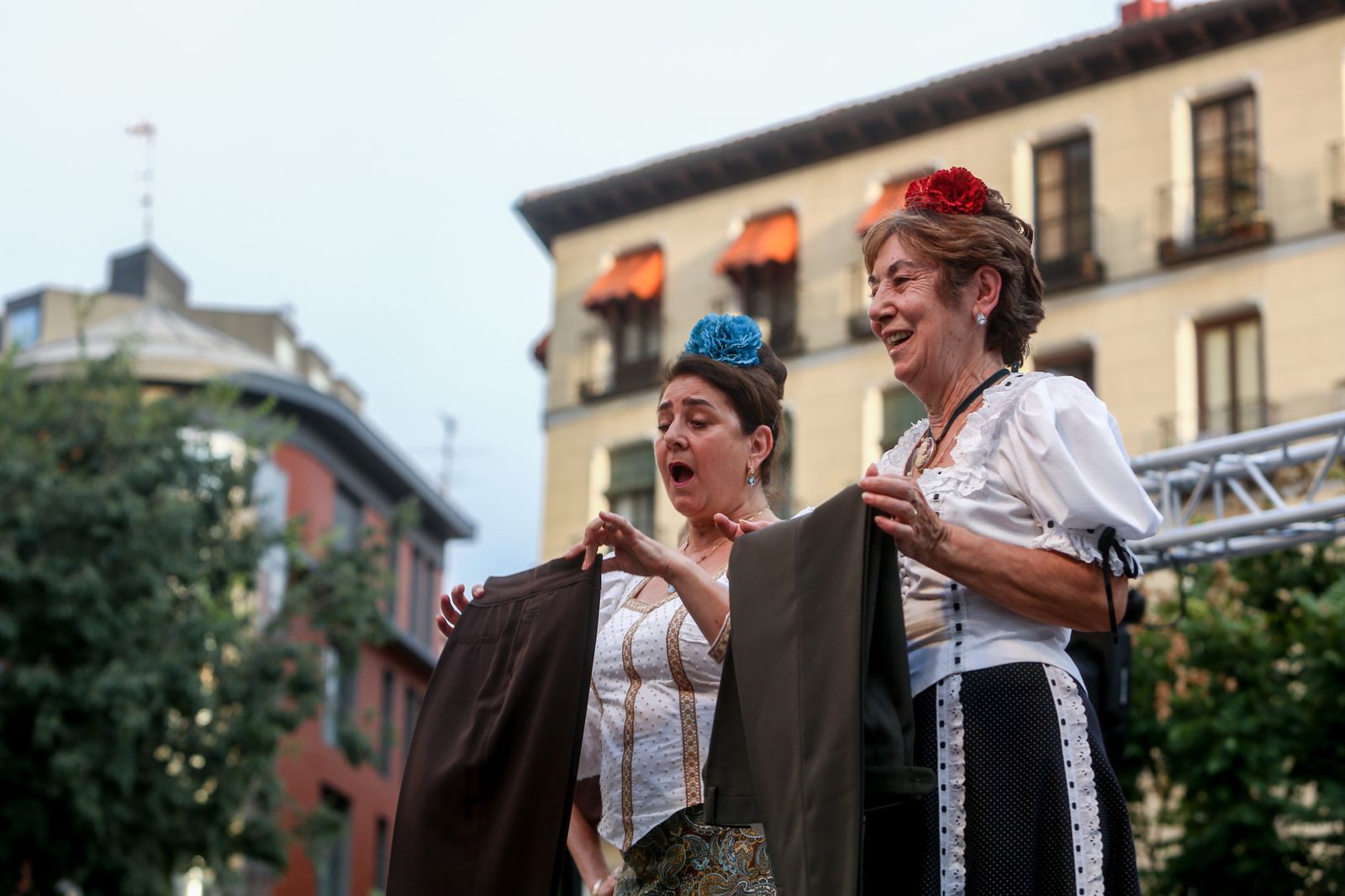 La Agrupación de Madrileños y Amigos de los Castizos durante su actuación en las Fiestas de la Paloma de 2021