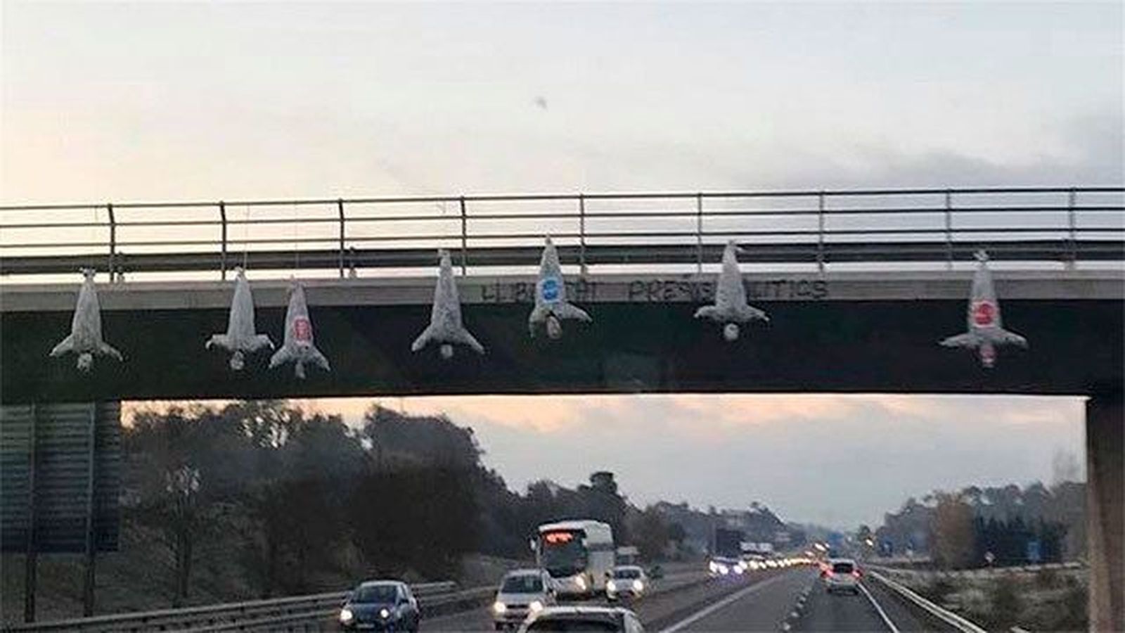 Cataluña: Cuelgan de un puente monigotes con las siglas de PP, PSC y Ciudadanos