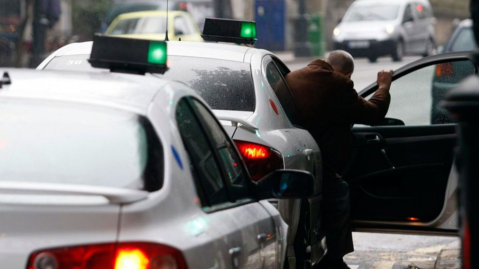 Los taxis de Vigo tendrán que esperar que las mujeres entren en su portal