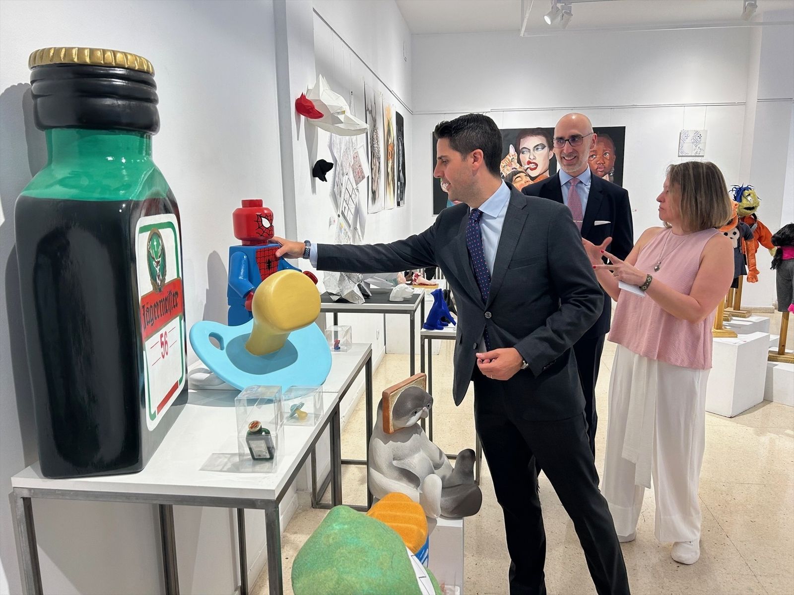 El consejero de Educación, Ciencia y Universidades, Emilio Viciana, en su visita a la Escuela de Arte La Palma, en Madrid