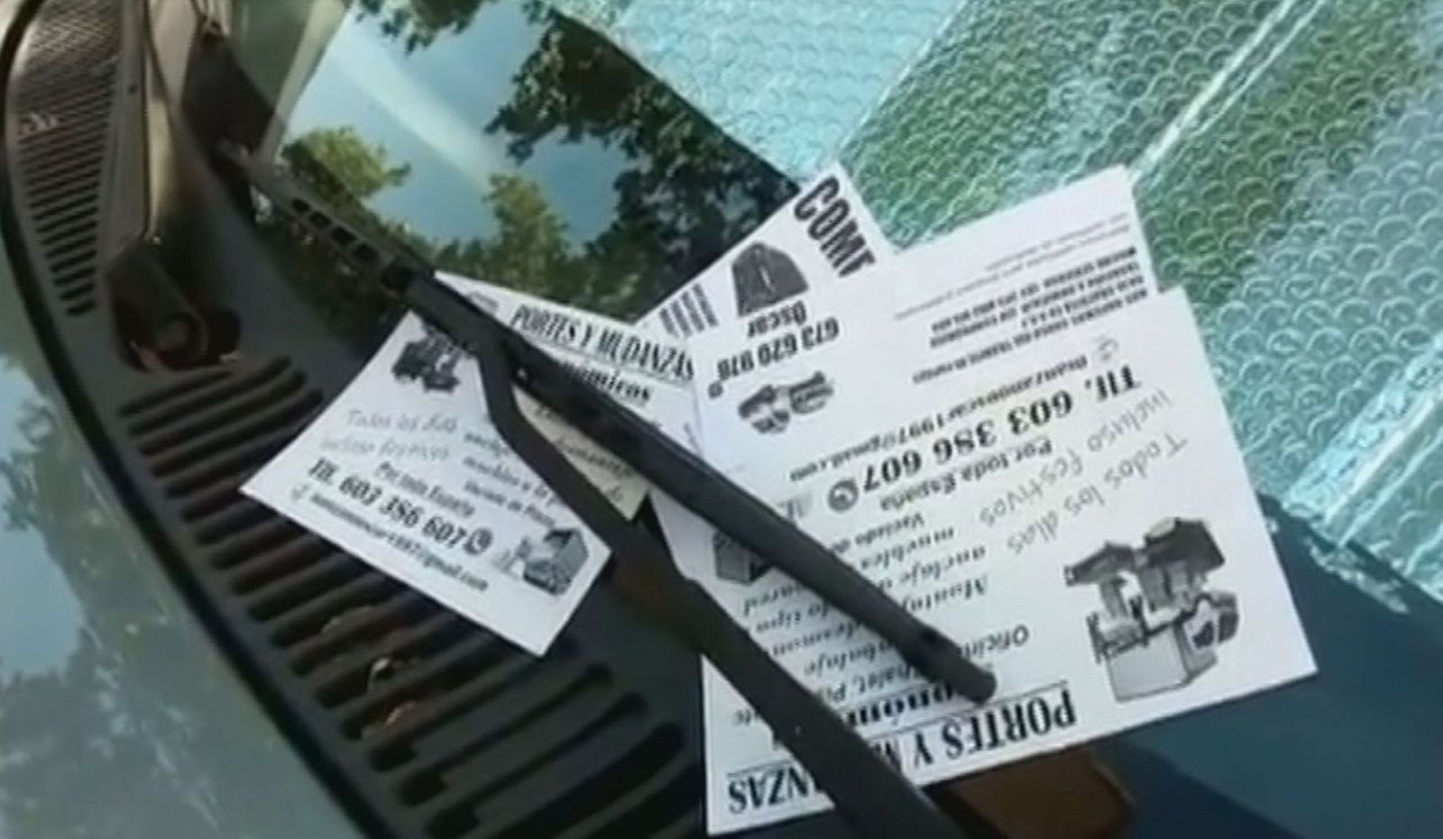 Vecinos de San Blas, hartos de ver sus coches ‘empapelados’ de publicidad