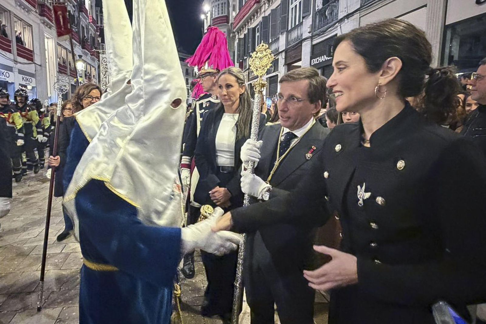 Ayuso y Almeida asistiendo a una procesión en Málaga