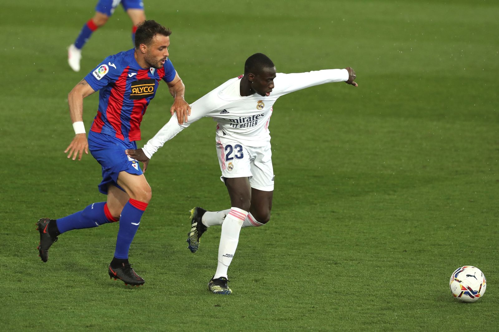 Mendy ante el Eibar