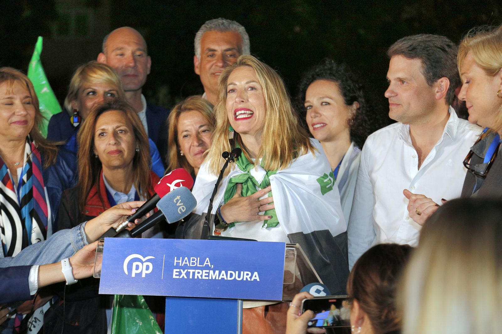La candidata del PP a la Presidencia de la Junta de Extremadura, María Guardiola (c), atiende a medios durante el seguimiento de la jornada electoral en la sede del PP de Mérida, a 28 de mayo de 2023