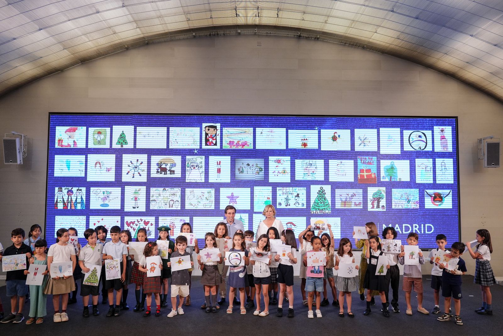 Dibujos de niños y niñas se transforman en luces de navidad