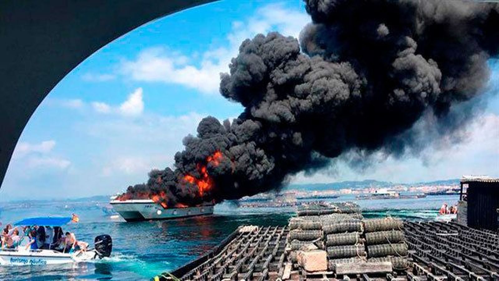 Dos heridos con quemaduras graves por el incendio de un catamarán turístico en O Grove