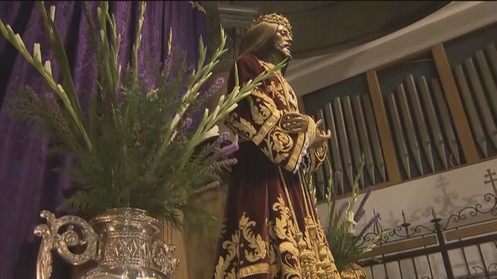 Los devotos de Jesús de Medinaceli se quedan sin poder besar la imagen, pero pueden subir a su camarín