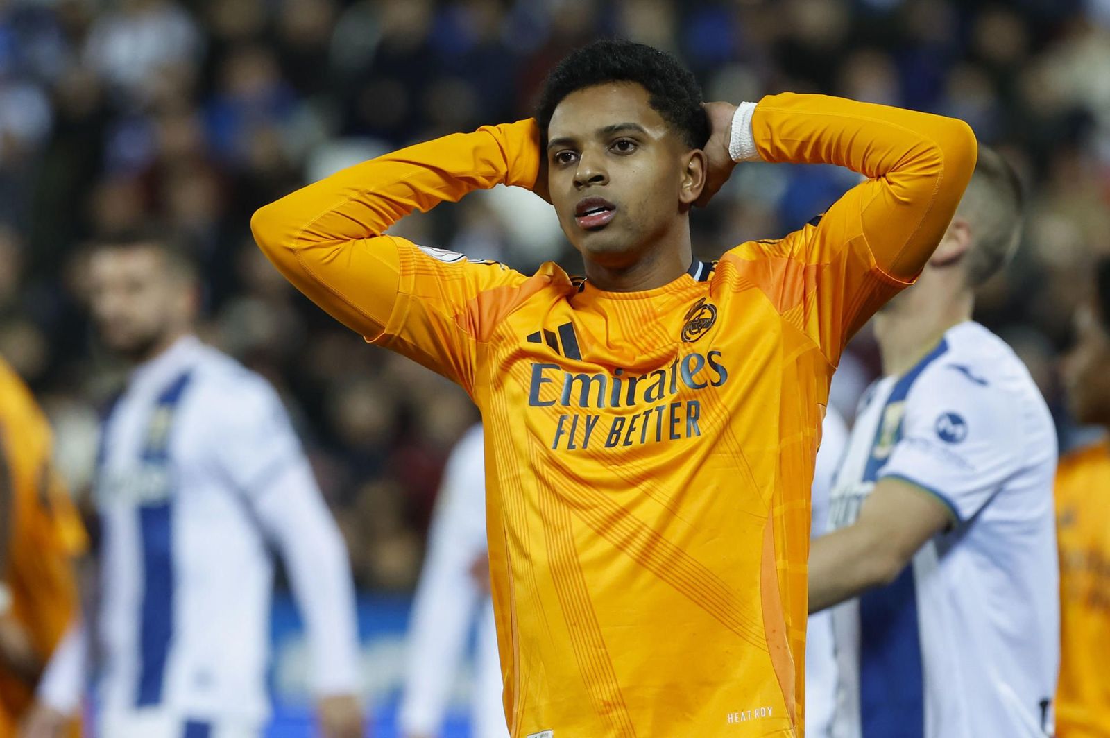 Rodrygo deja el entrenamiento por una molestia muscular