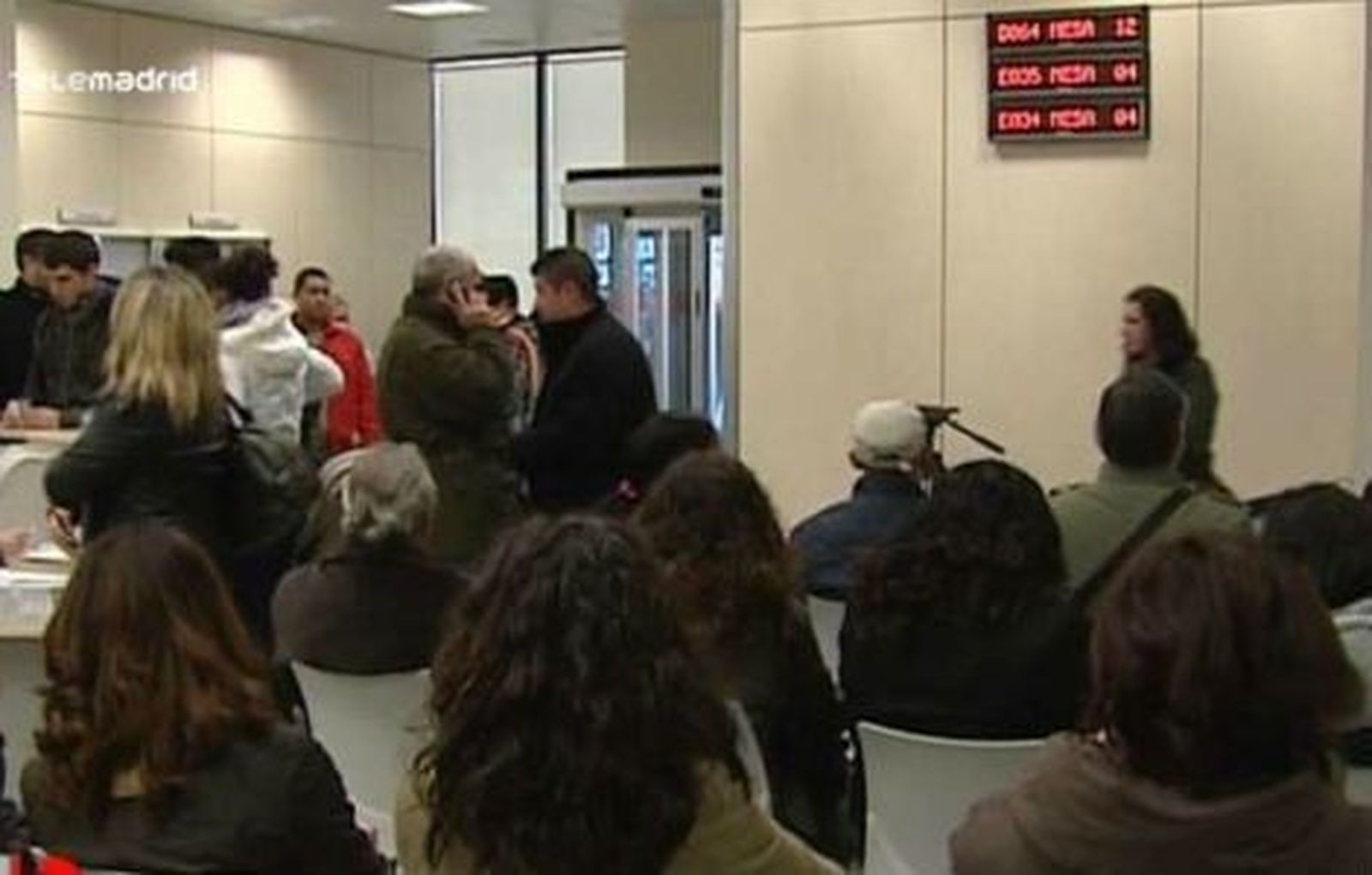 El paro baja en 46.050 personas y vuelve a situarse por debajo de los cinco millones
