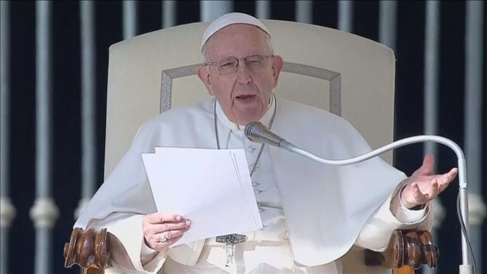 El Papa dice que aborto es como contratar a "un sicario para resolver el problema"