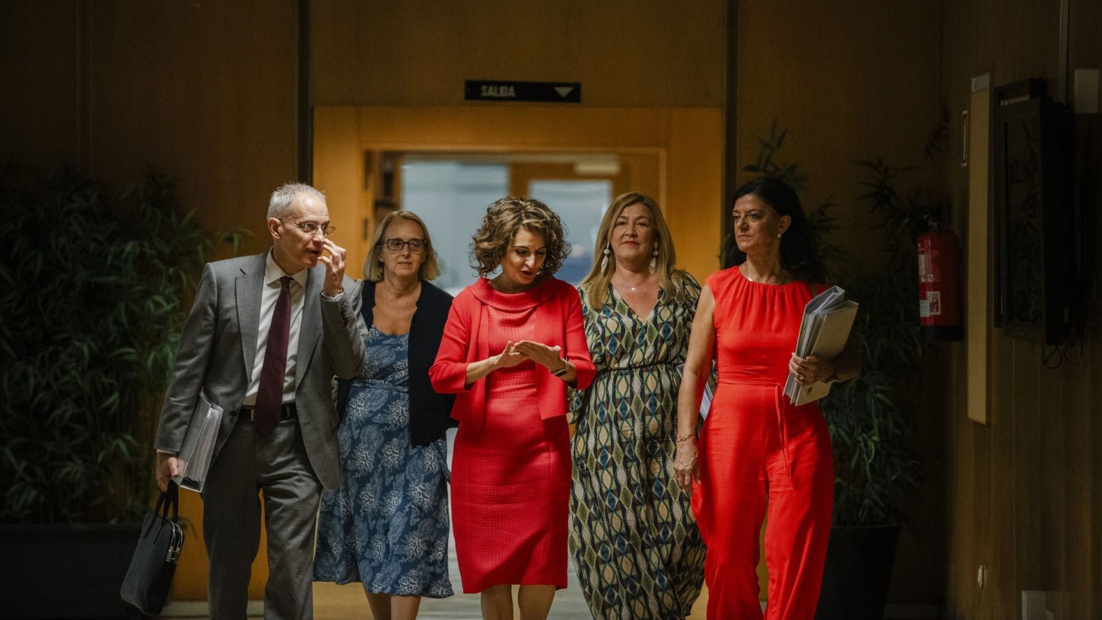 La vicepresidenta primera del Gobierno y ministra de Hacienda, María Jesús Montero (c), llega a presidir el Consejo de Política Fiscal y Financiera (CPFF)