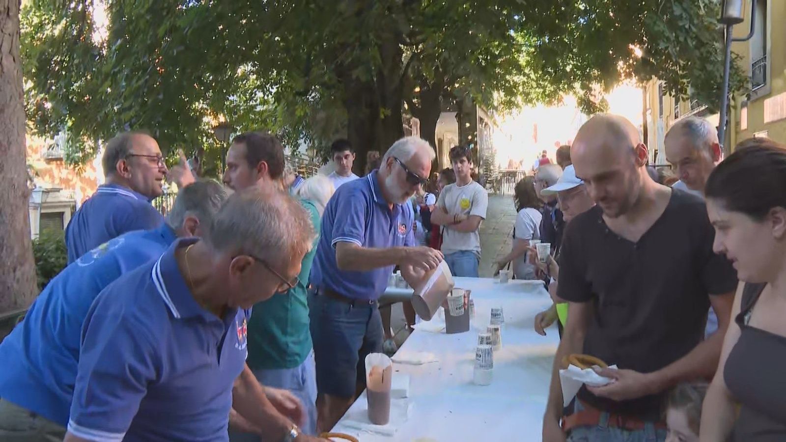 San Lorenzo de El Escorial coge fuerzas para la fiesta con su tradicional chocolatada