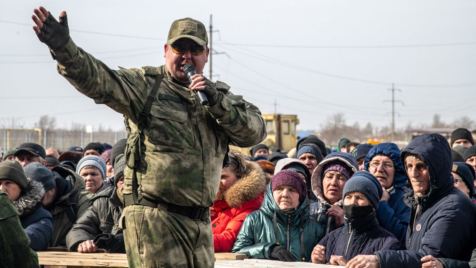 Un oficial ruso se dirige a las multitudes que esperan ayuda humanitaria en un centro de distribución en las afueras de Mariupol.