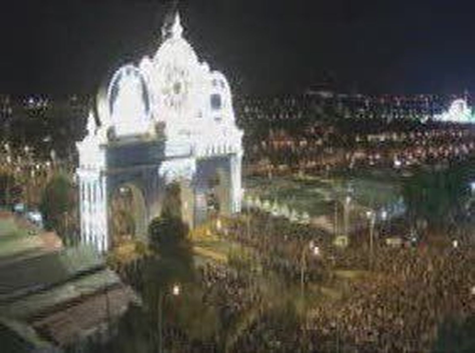 Las luces iluminan ya la Feria de Abril, que recuerda la primera vuelta al mundo