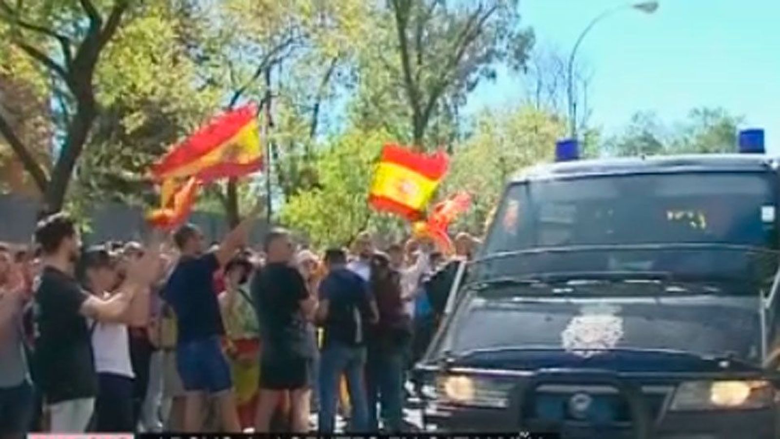 Zoido culpa a Puigdemont de alentar el acoso y el odio a policías y guardias civiles