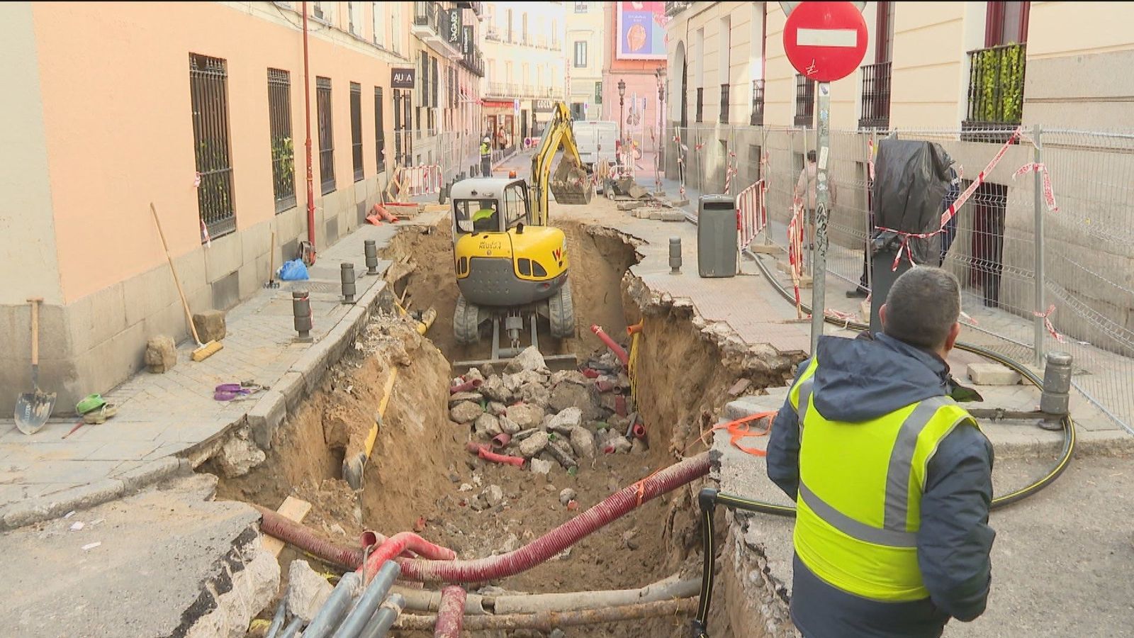 El socavón de la calle Jovellanos deja a varios vecinos sin agua ni gas