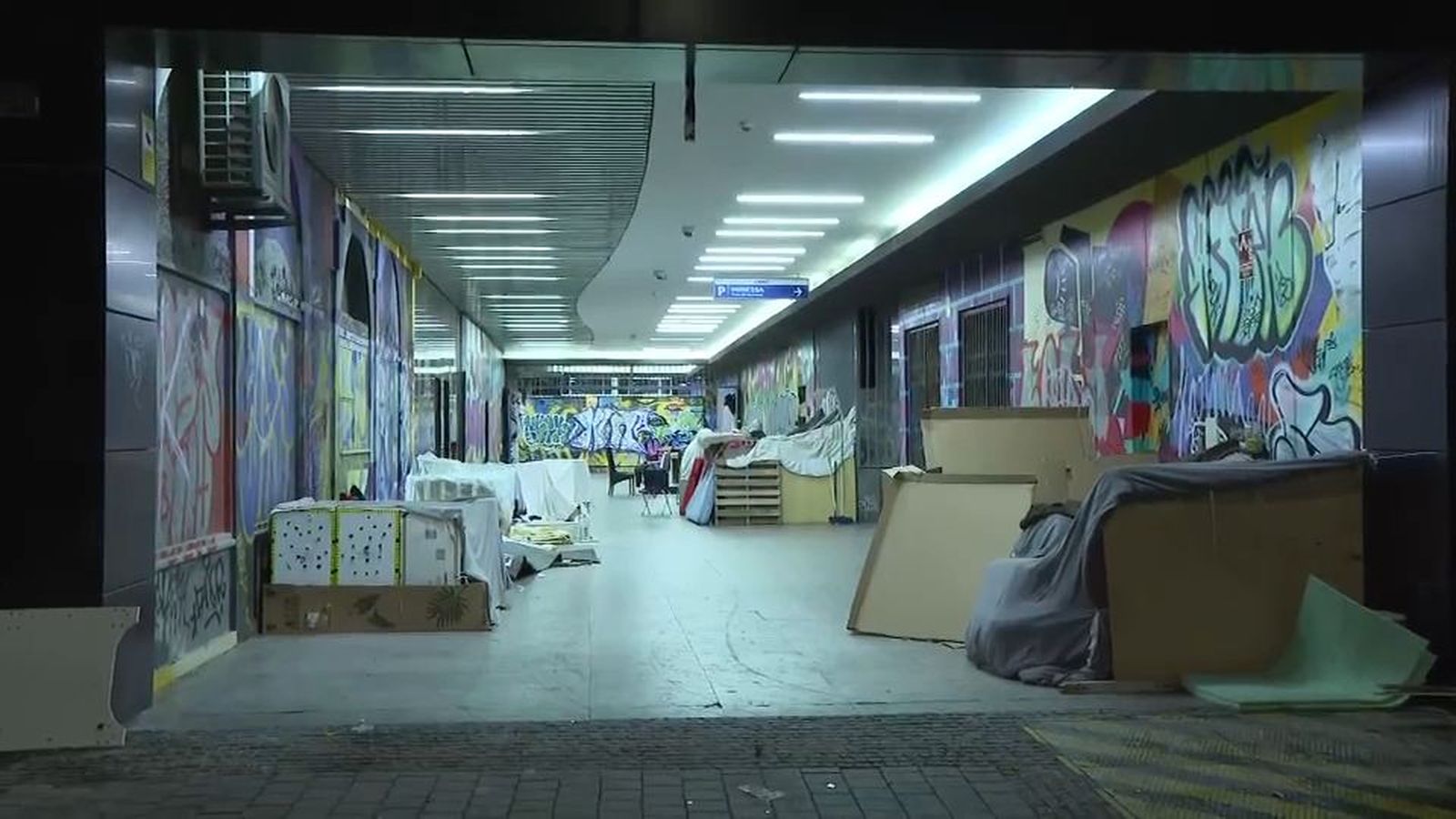 Así se encuentra la Plaza de los Cubos: 'Minichabolas' a 50 metros de Plaza de España