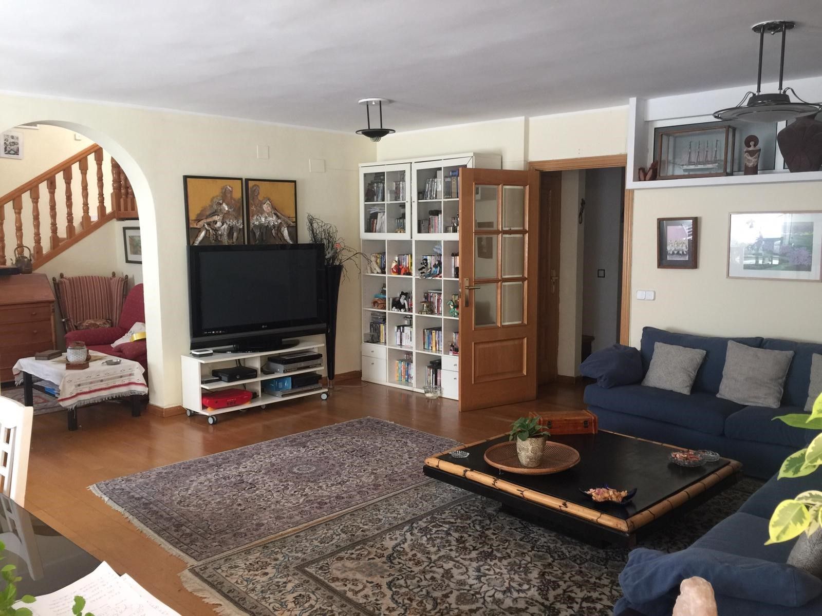 Una casa ordenada, con espacios amplios y muchos recuerdos por todas partes...