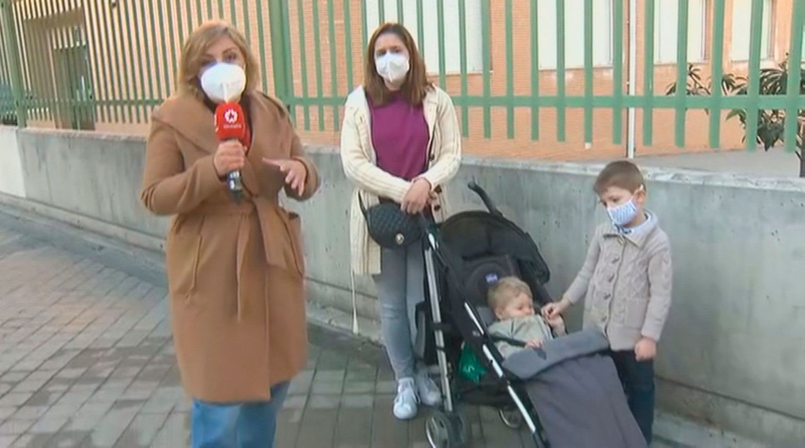 Una madre acude con sus dos hijos pequeños a la mesa electoral