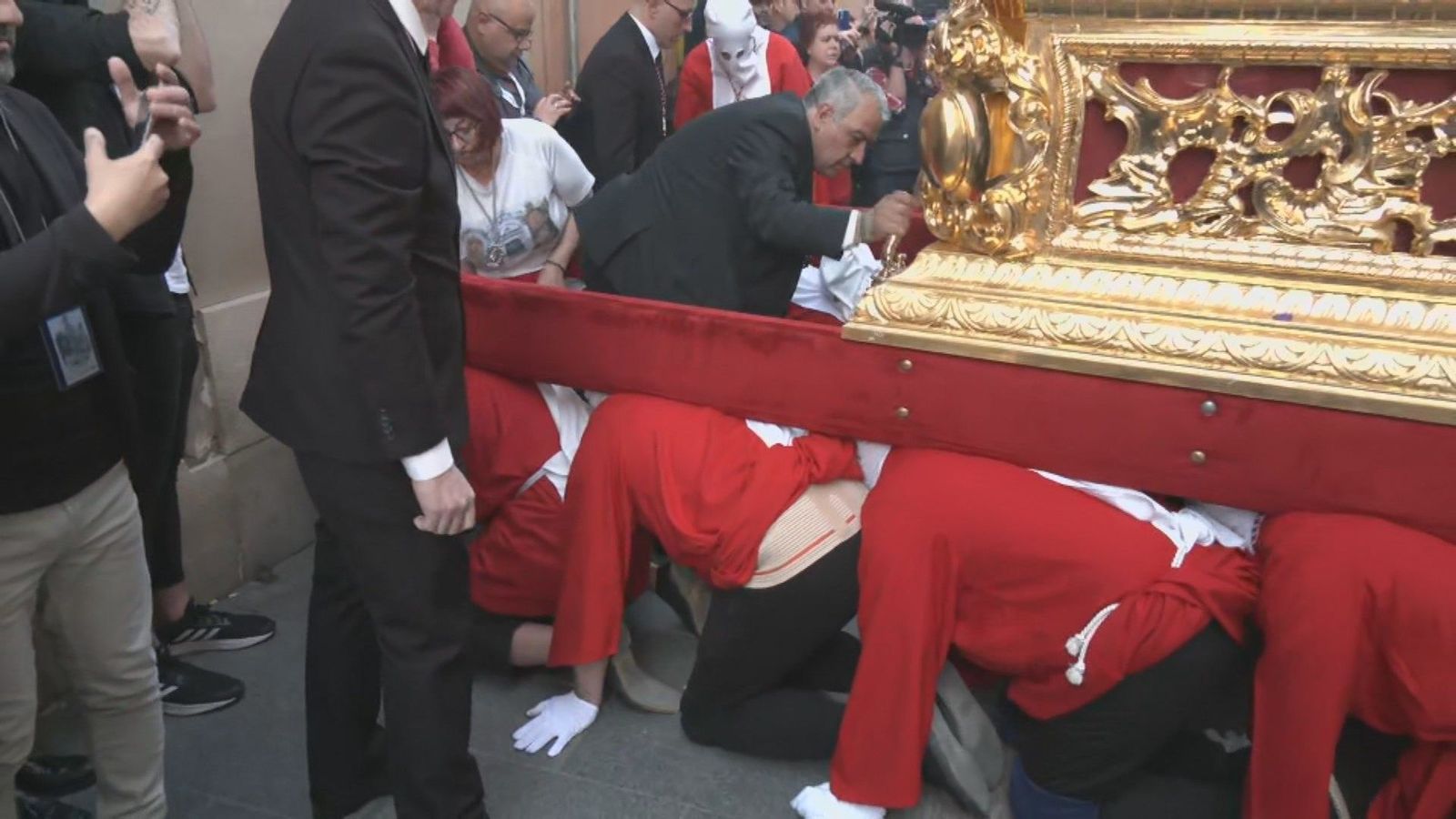 Cristo Atado a la Columna, de rodillas a las calles de Alcalá de Henares