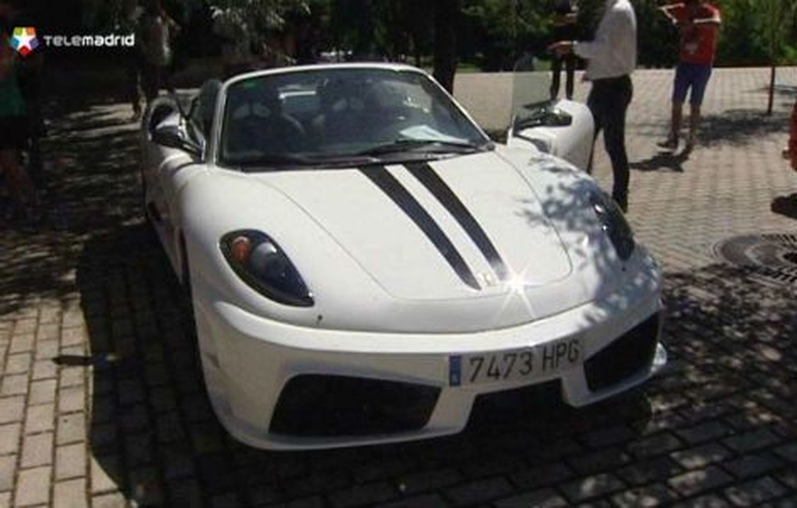 Desmantelados dos talleres que transformaban coches en falsos Ferrari para vender