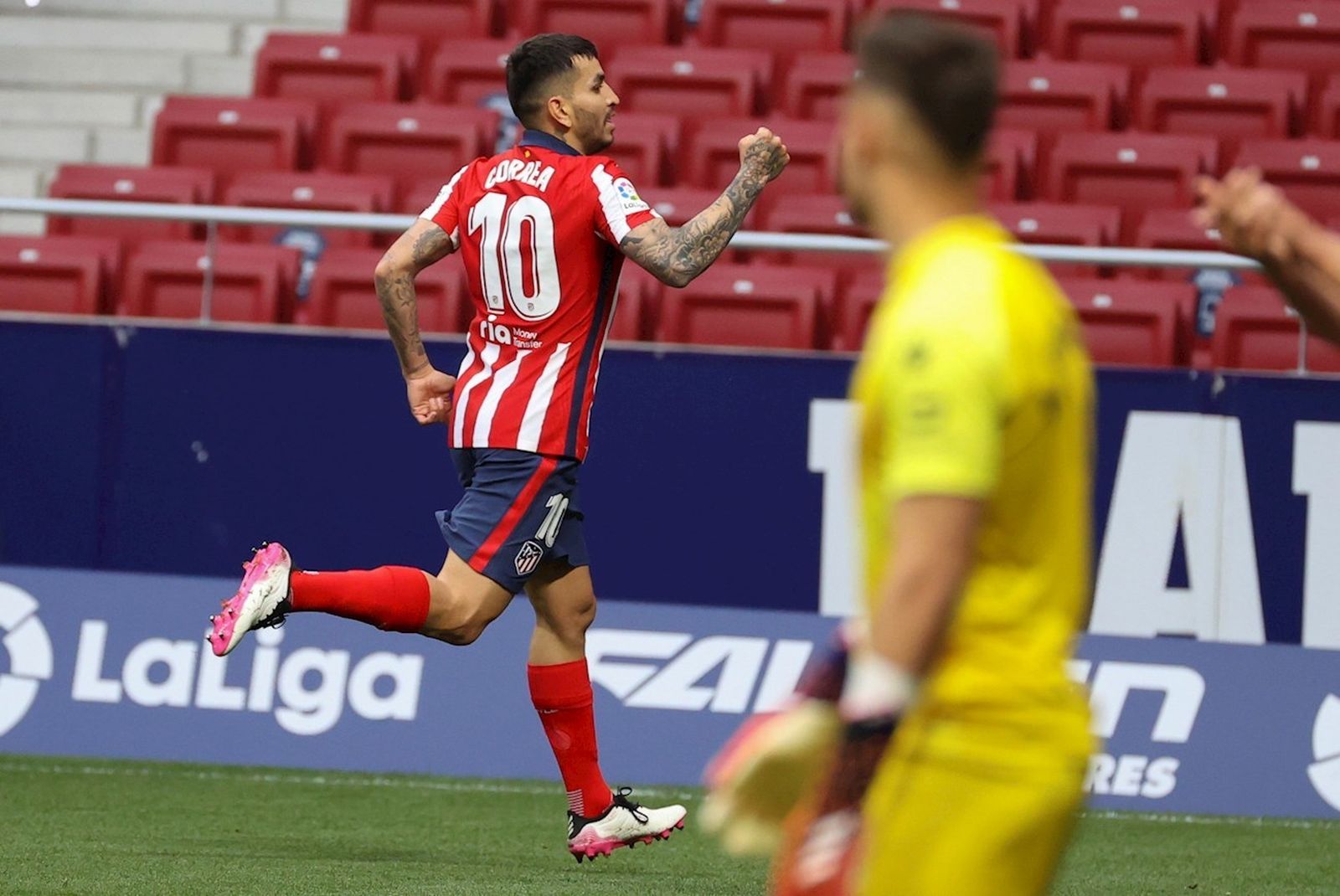 Ángel Correa ante el Huesca