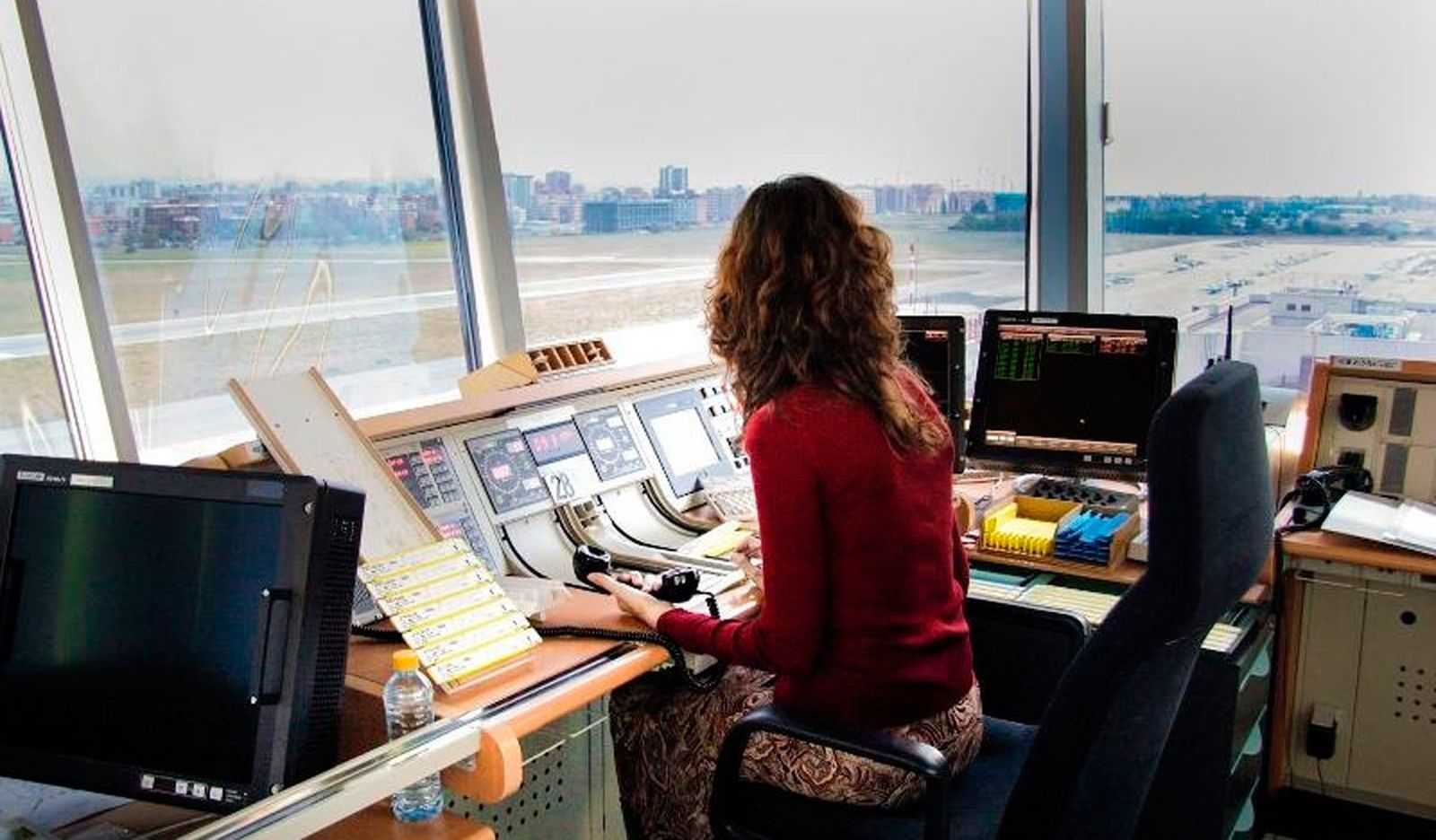 Controladores aéreos de torres privatizadas, entre ellas Cuatro Vientos, convocan 5 días de huelga