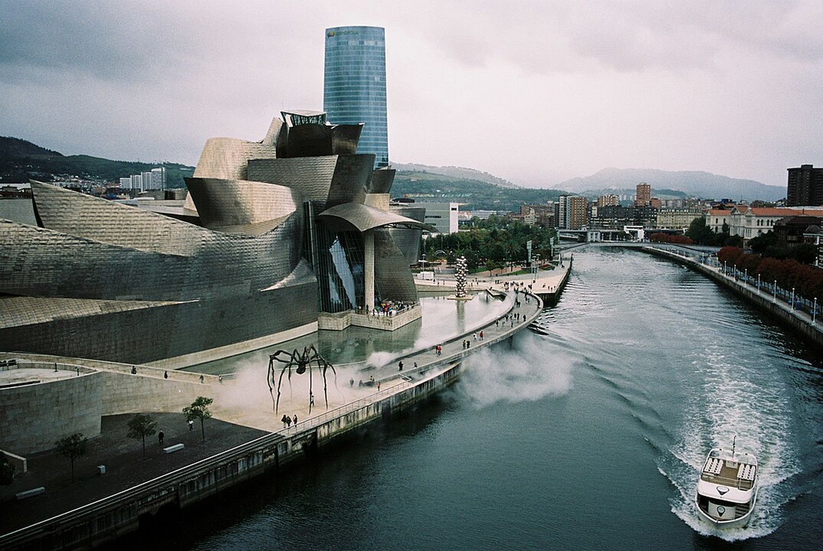 Museo Guggenheim junto al río (Bilbao)