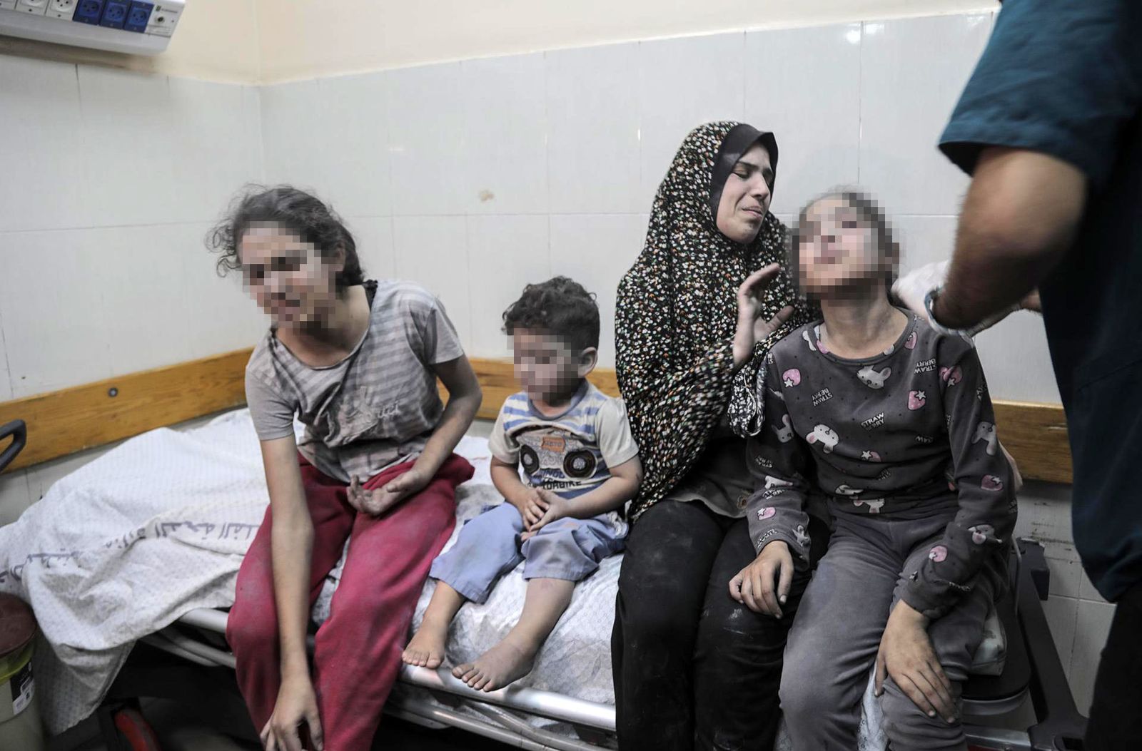Varios niños heridos en un bombardeo israelí reciben tratamiento en un hospital de Jan Yunis, en el sur de la Franja de Gaza