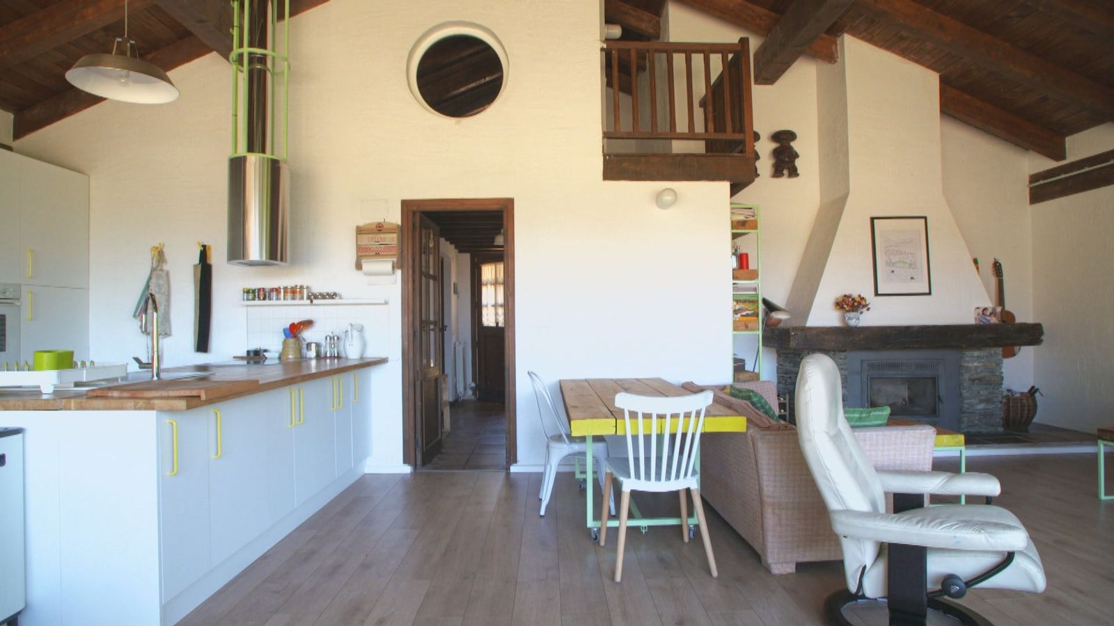 Salón y cocina están totalmente integrados en un espacio único amplio y luminoso, gracias a un enorme ventanal que da al exterior.