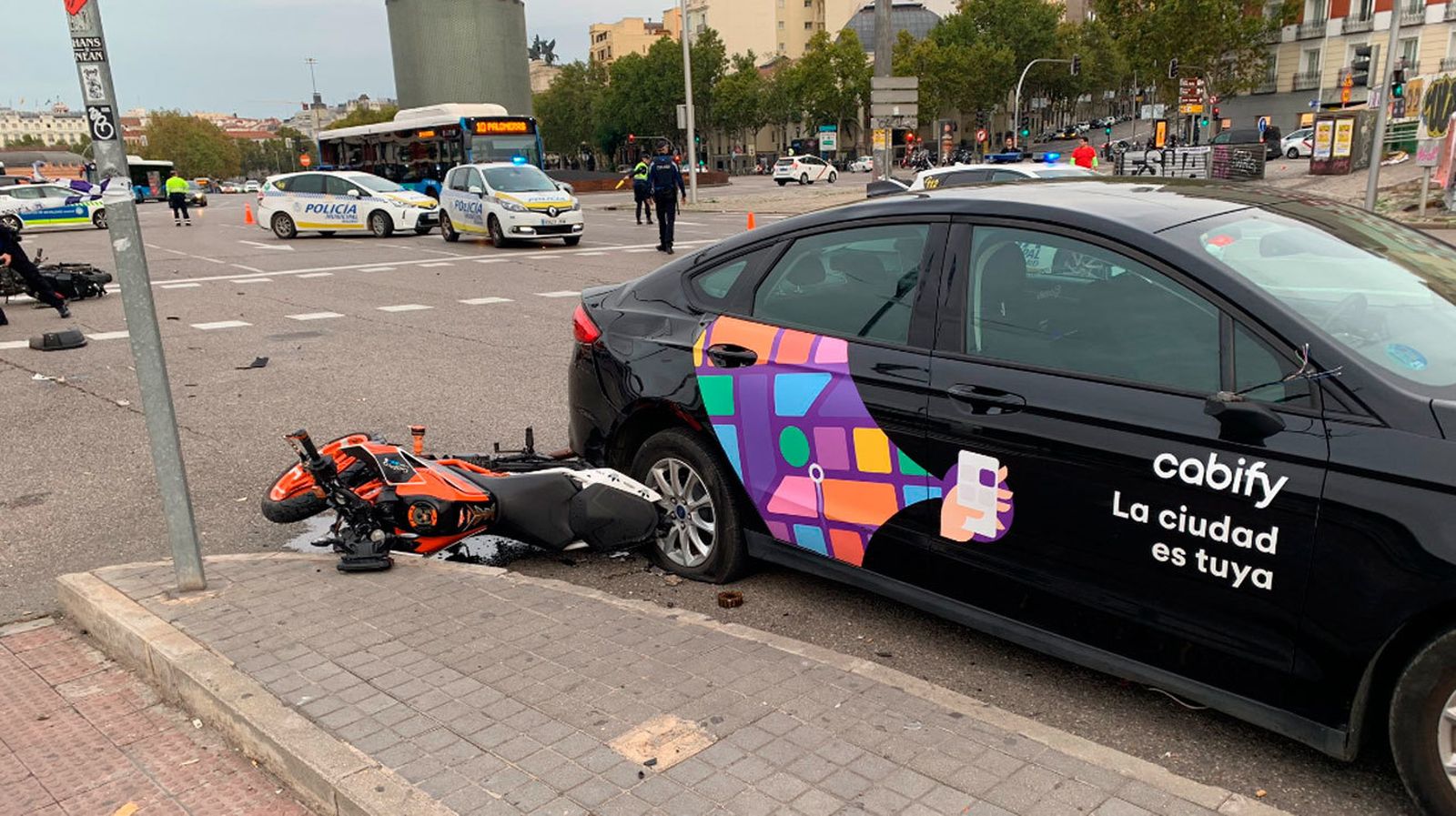 Un motorista resulta herido grave tras chocar con un VTC en  Atocha