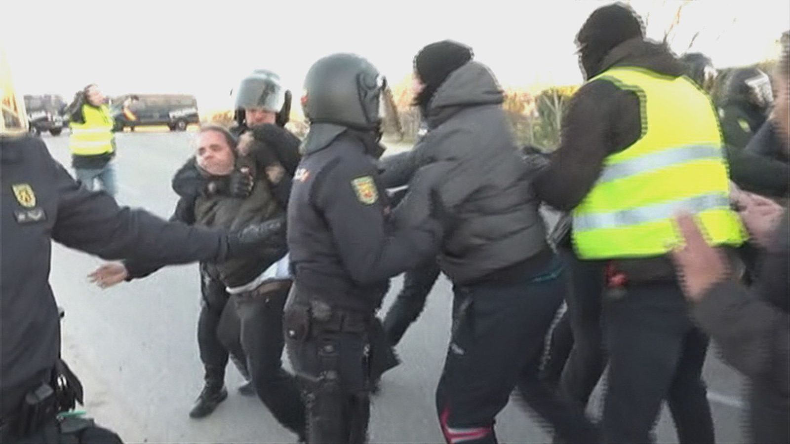 Imágenes de la carga policial contra los taxistas que cortaban la M-40